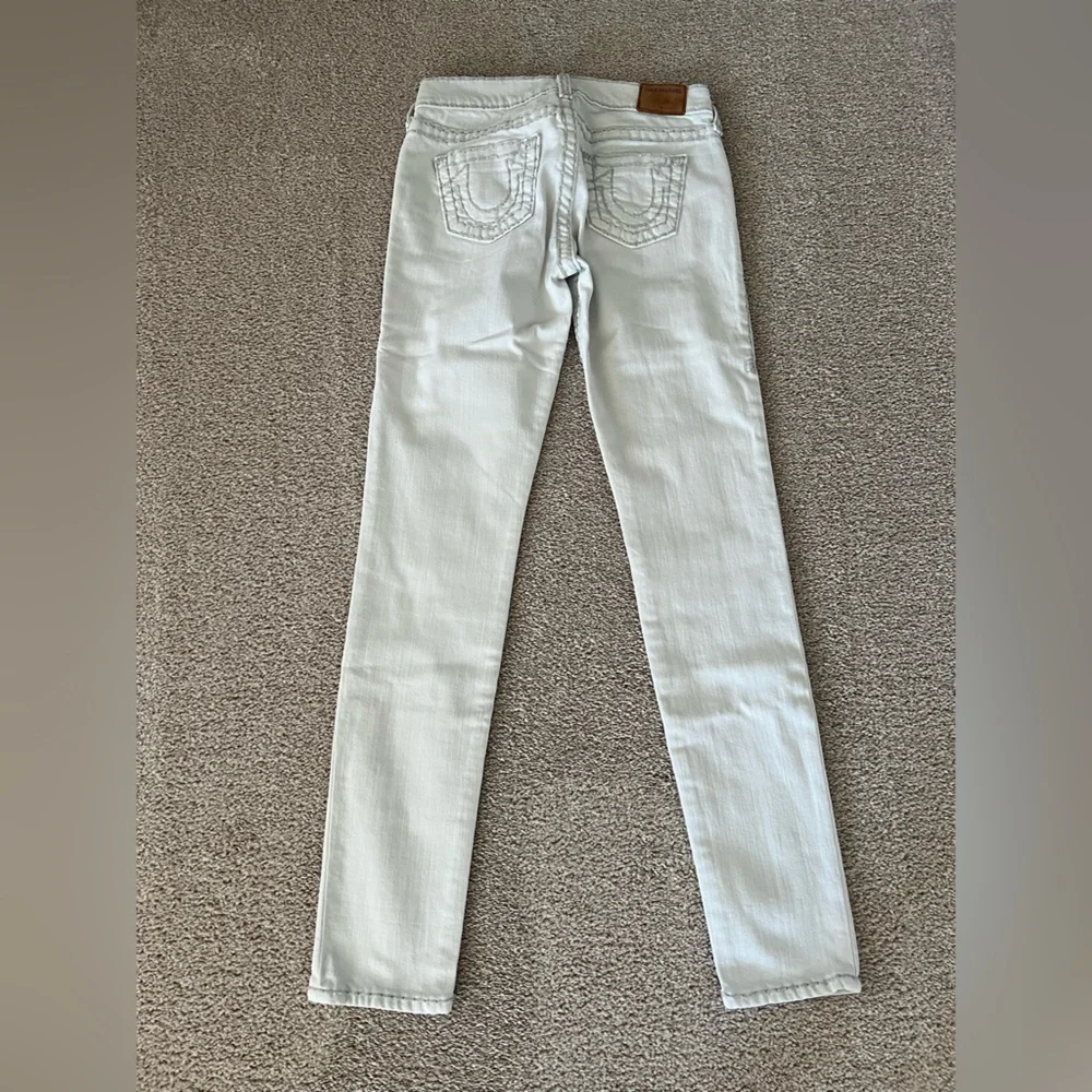 True Religion Halle Low Rise Super Skinny Jeans – Light Gray | Size 25 - Picture 5 of 13